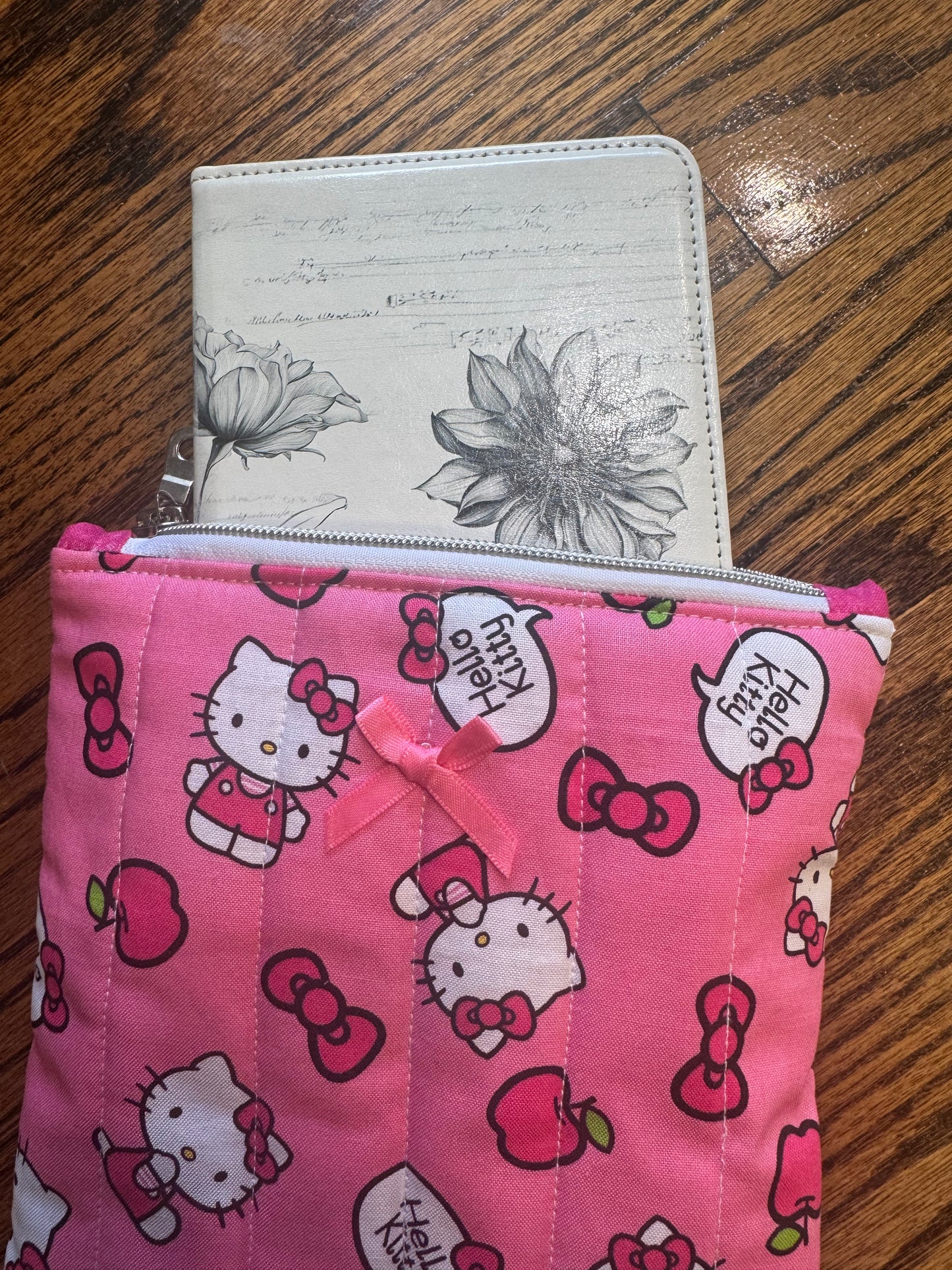 Kitty E-Reader Pouch | Handmade Kindle Sleeve | Padded E-Reader Case | 8x10 Cotton Kindle Pouch | Paperwhite Sleeve | Book Lover Gift | Tablet Sleeve | Zippered E-Reader Cover