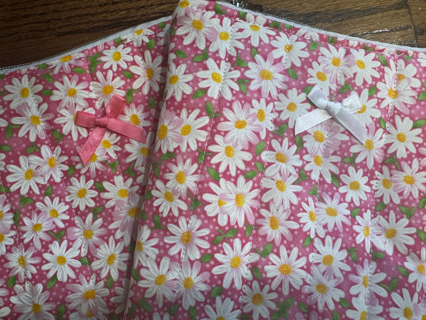Daisy E-Reader Case | E-Reader Cover | E-Reader Pouch | Handmade Kindle Sleeve | Padded E-Reader Case | 8x10 Cotton Kindle Pouch | Paperwhite Sleeve | Book Lover Gift | Tablet Sleeve | Zippered E-Reader Cover