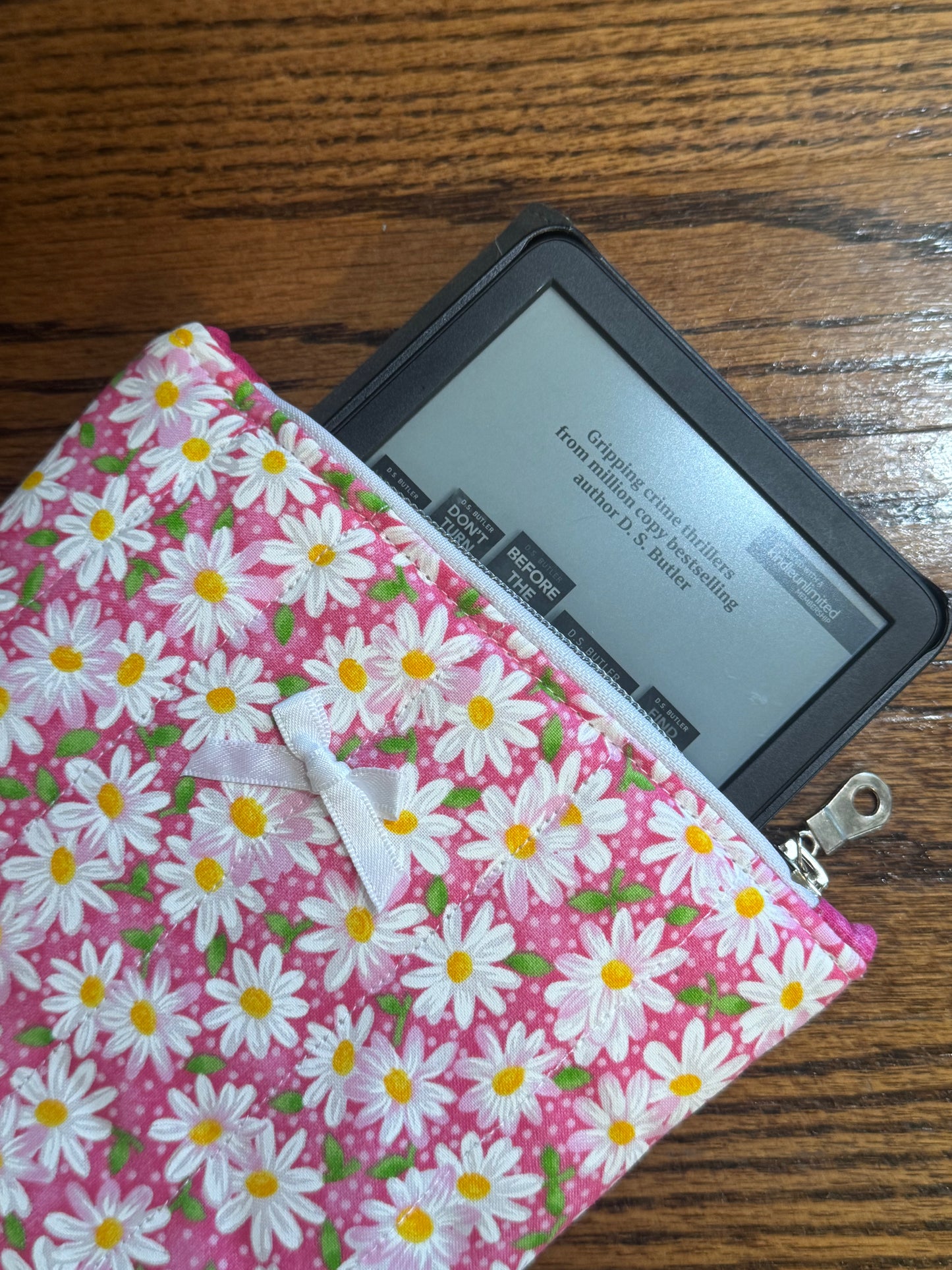 Daisy E-Reader Case | E-Reader Cover | E-Reader Pouch | Handmade Kindle Sleeve | Padded E-Reader Case | 8x10 Cotton Kindle Pouch | Paperwhite Sleeve | Book Lover Gift | Tablet Sleeve | Zippered E-Reader Cover