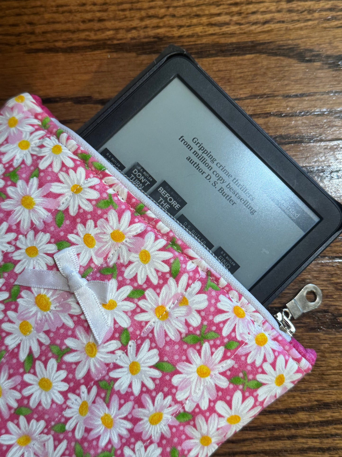 Daisy E-Reader Case | E-Reader Cover | E-Reader Pouch | Handmade Kindle Sleeve | Padded E-Reader Case | 8x10 Cotton Kindle Pouch | Paperwhite Sleeve | Book Lover Gift | Tablet Sleeve | Zippered E-Reader Cover