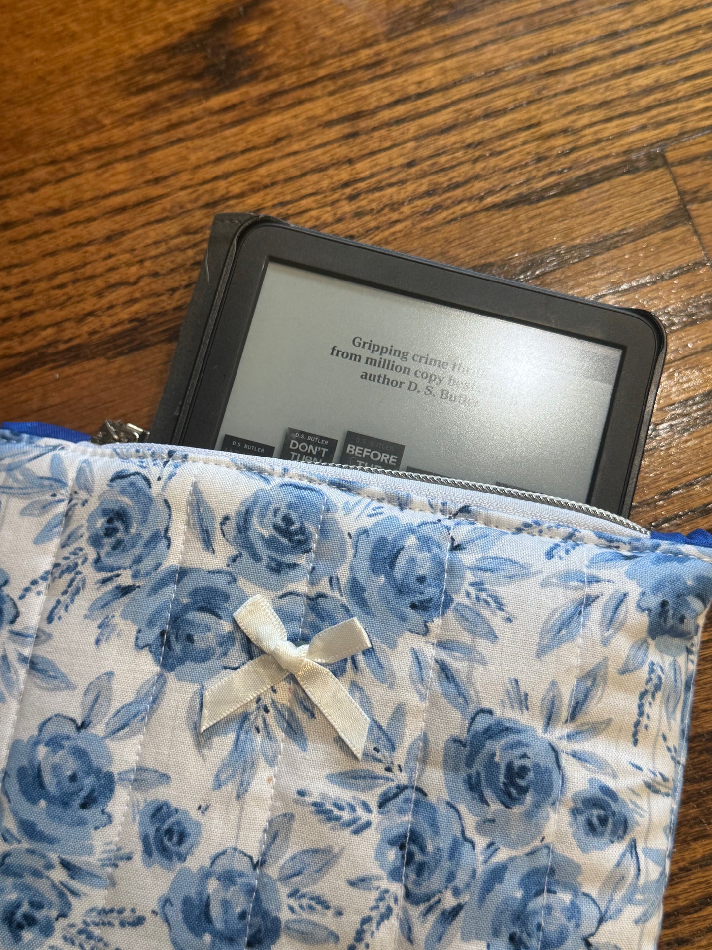 Blue Flowers E-Reader Case | E-Reader Cover | E-Reader Pouch | Handmade Kindle Sleeve | Padded E-Reader Case | 8x10 Cotton Kindle Pouch | Paperwhite Sleeve | Book Lover Gift | Tablet Sleeve | Zippered E-Reader Cover