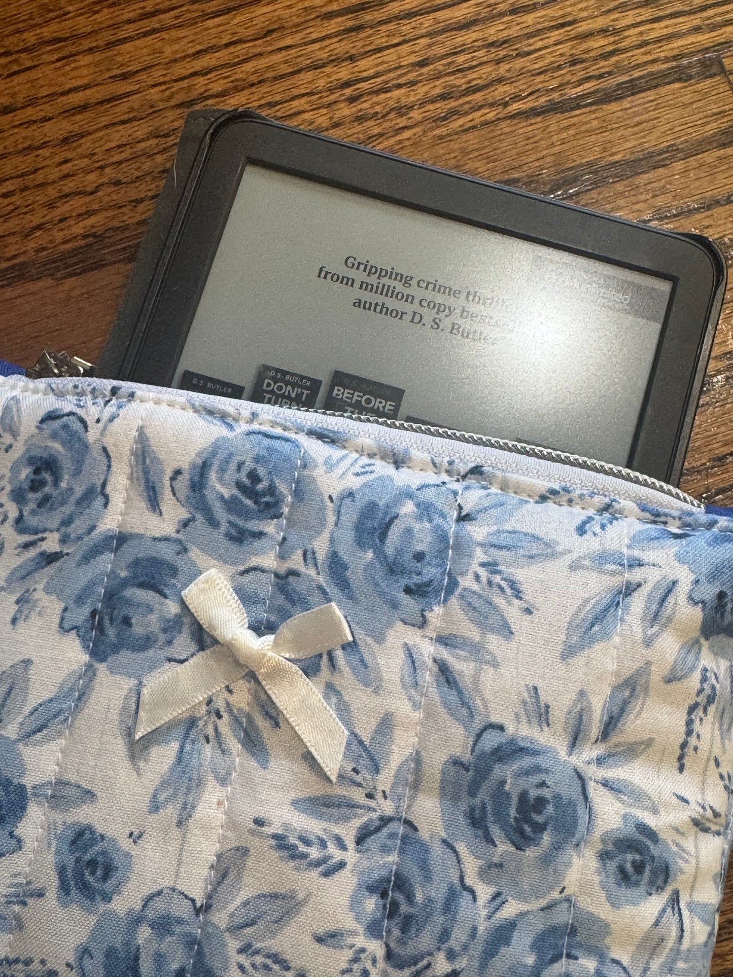 Blue Flowers E-Reader Case | E-Reader Cover | E-Reader Pouch | Handmade Kindle Sleeve | Padded E-Reader Case | 8x10 Cotton Kindle Pouch | Paperwhite Sleeve | Book Lover Gift | Tablet Sleeve | Zippered E-Reader Cover