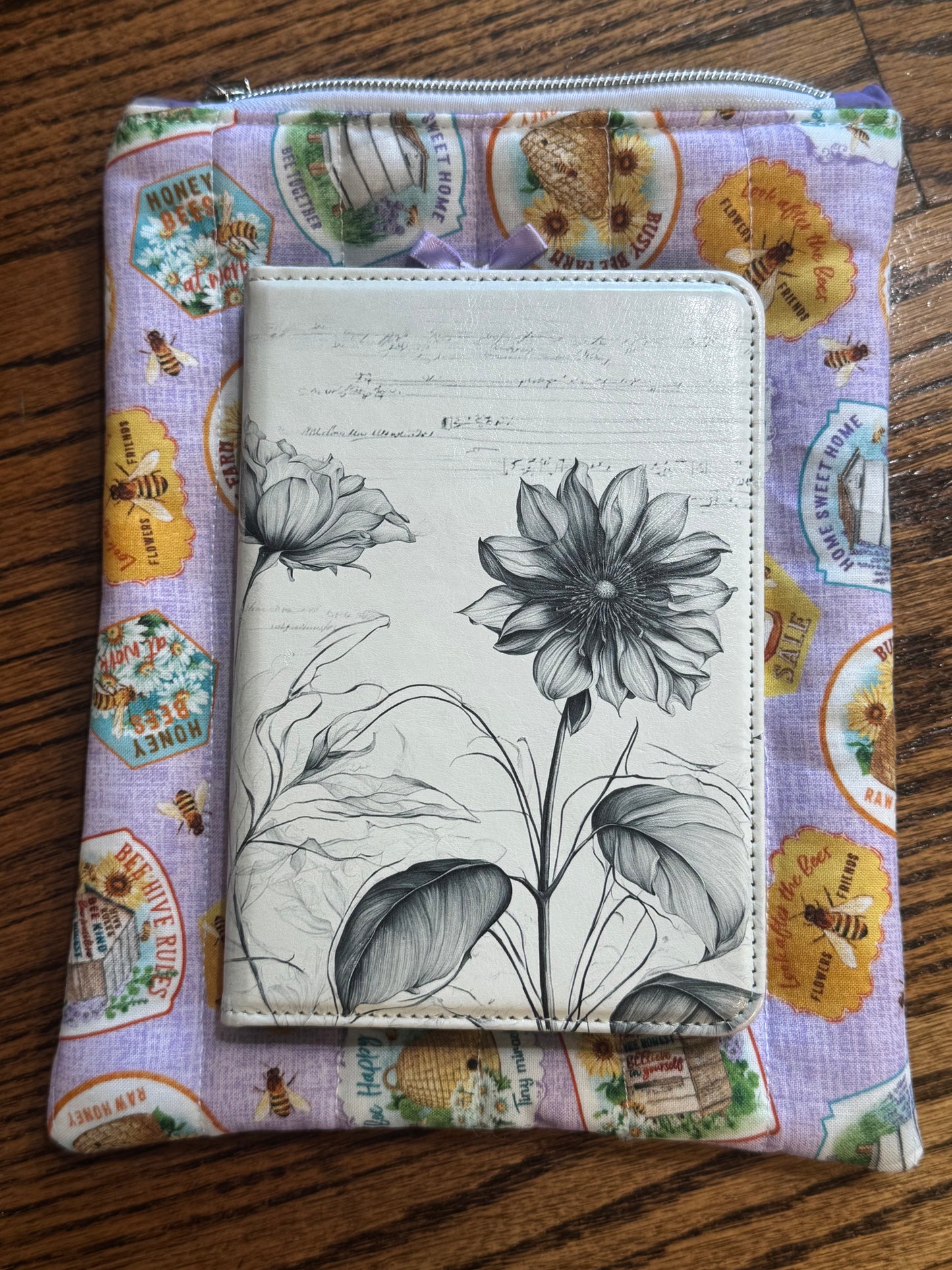 Honey Bee | E-Reader Pouch | Handmade Kindle Sleeve | Padded E-Reader Case | 8x10 Cotton Kindle Pouch | Paperwhite Sleeve | Book Lover Gift | Tablet Sleeve | Zippered E-Reader Cover