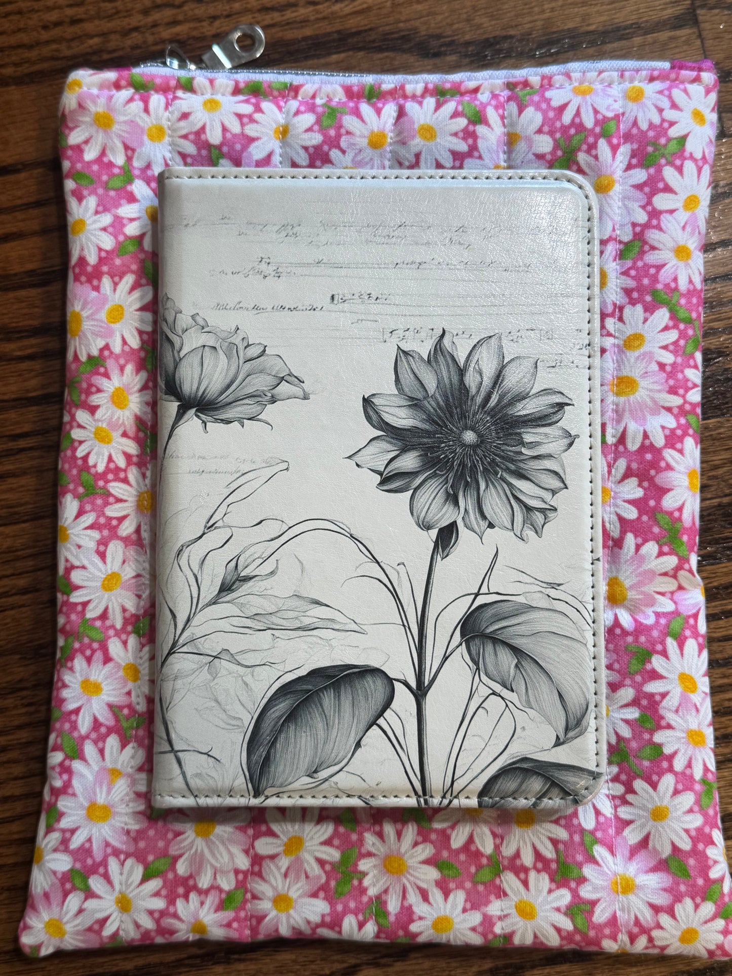 Daisy E-Reader Case | E-Reader Cover | E-Reader Pouch | Handmade Kindle Sleeve | Padded E-Reader Case | 8x10 Cotton Kindle Pouch | Paperwhite Sleeve | Book Lover Gift | Tablet Sleeve | Zippered E-Reader Cover