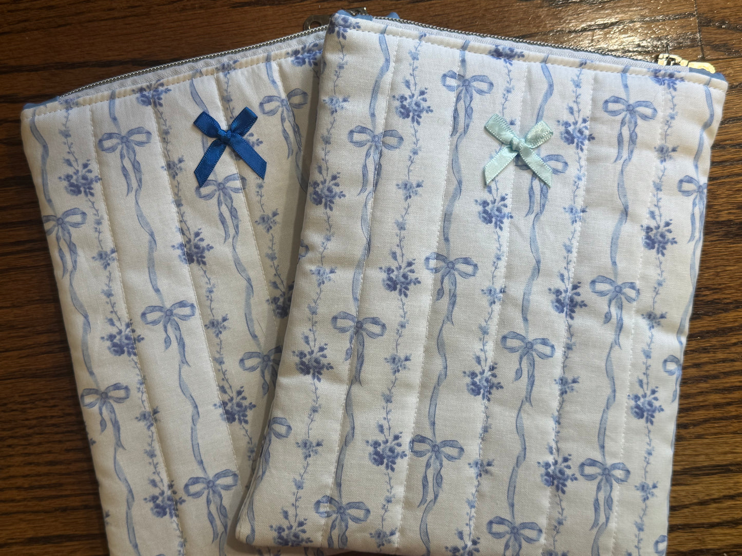 Blue Bows E-Reader Case | E-Reader Cover | E-Reader Pouch | Handmade Kindle Sleeve | Padded E-Reader Case | 8x10 Cotton Kindle Pouch | Paperwhite Sleeve | Book Lover Gift | Tablet Sleeve | Zippered E-Reader Cover