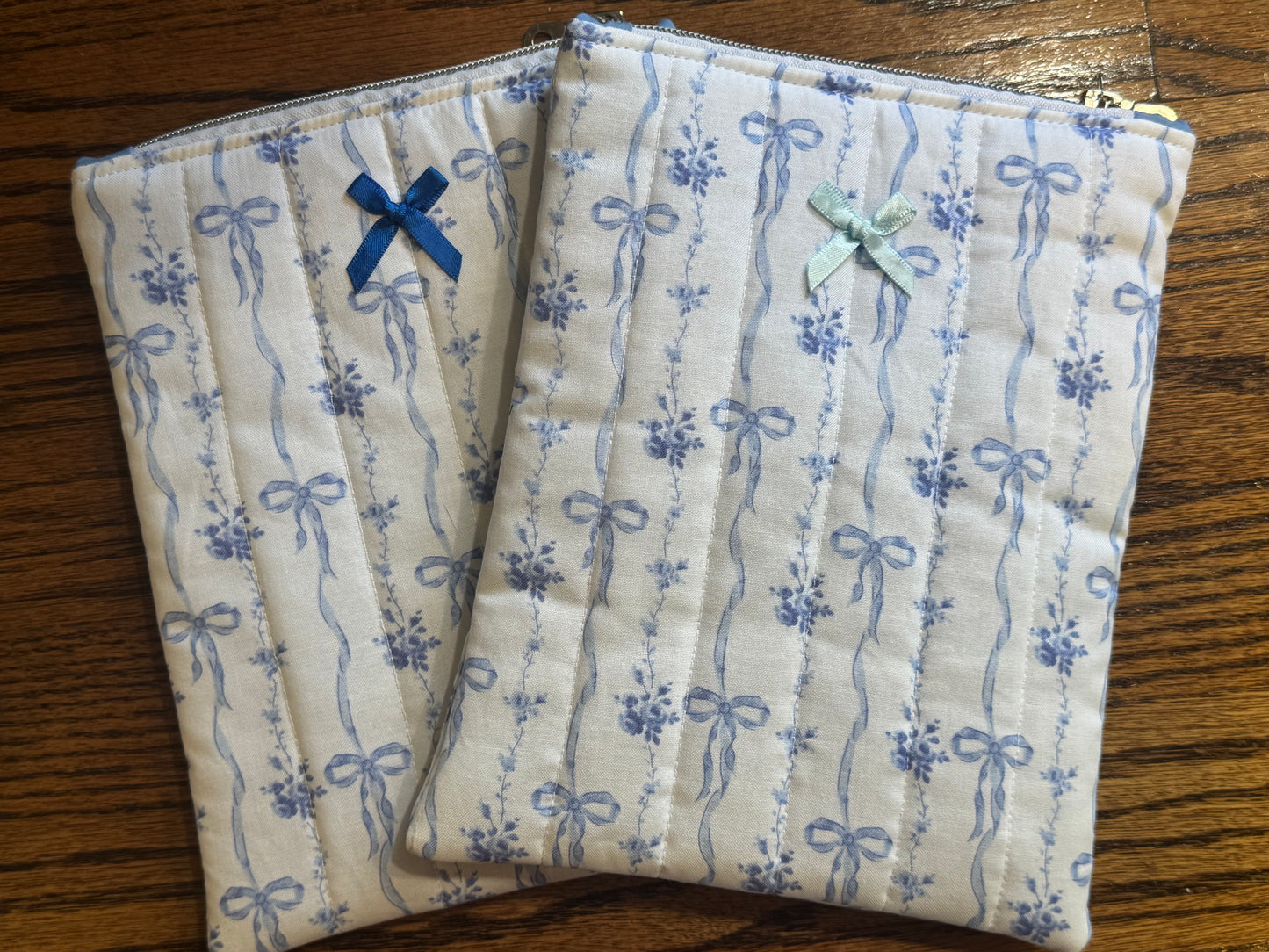 Blue Bows E-Reader Case | E-Reader Cover | E-Reader Pouch | Handmade Kindle Sleeve | Padded E-Reader Case | 8x10 Cotton Kindle Pouch | Paperwhite Sleeve | Book Lover Gift | Tablet Sleeve | Zippered E-Reader Cover