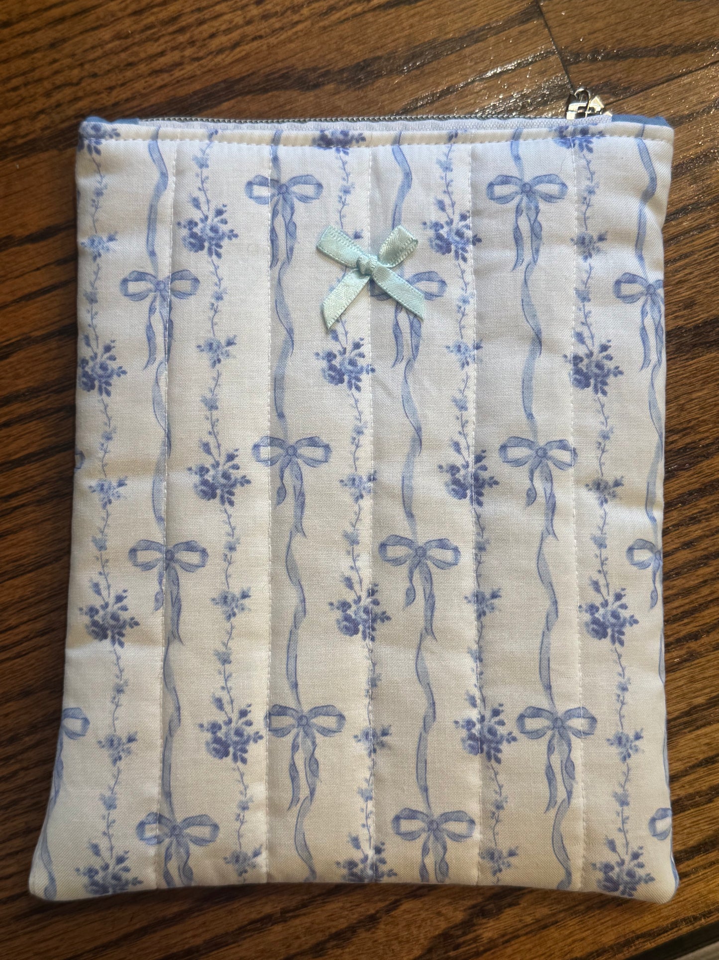 Blue Bows E-Reader Case | E-Reader Cover | E-Reader Pouch | Handmade Kindle Sleeve | Padded E-Reader Case | 8x10 Cotton Kindle Pouch | Paperwhite Sleeve | Book Lover Gift | Tablet Sleeve | Zippered E-Reader Cover