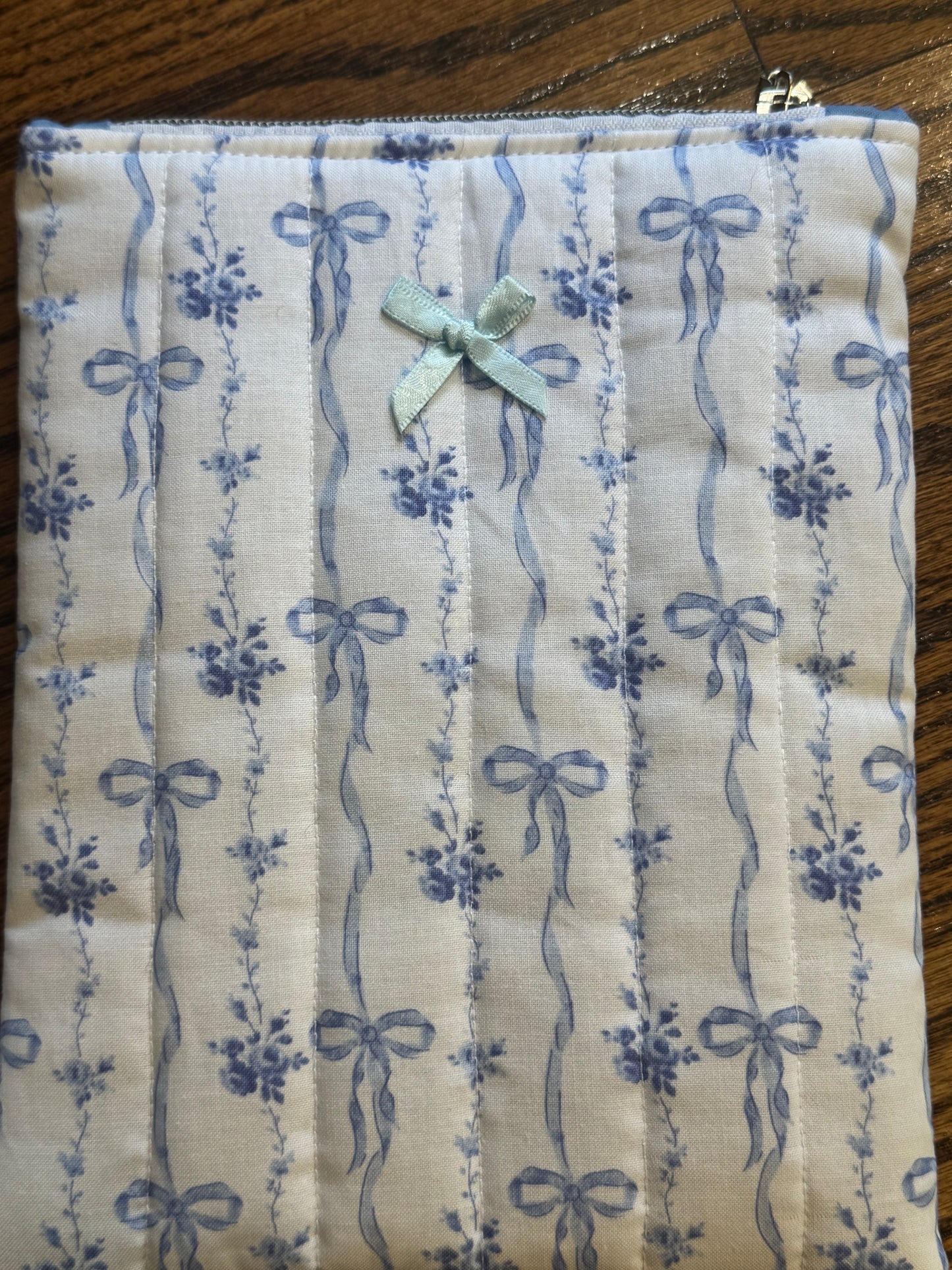 Blue Bows E-Reader Case | E-Reader Cover | E-Reader Pouch | Handmade Kindle Sleeve | Padded E-Reader Case | 8x10 Cotton Kindle Pouch | Paperwhite Sleeve | Book Lover Gift | Tablet Sleeve | Zippered E-Reader Cover