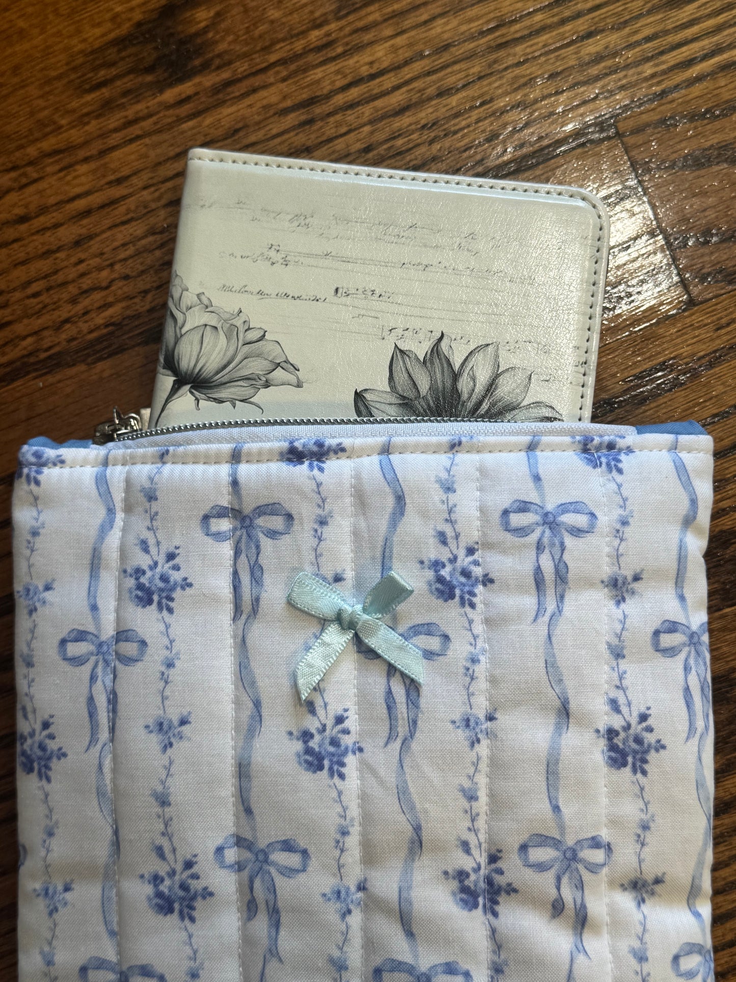 Blue Bows E-Reader Case | E-Reader Cover | E-Reader Pouch | Handmade Kindle Sleeve | Padded E-Reader Case | 8x10 Cotton Kindle Pouch | Paperwhite Sleeve | Book Lover Gift | Tablet Sleeve | Zippered E-Reader Cover