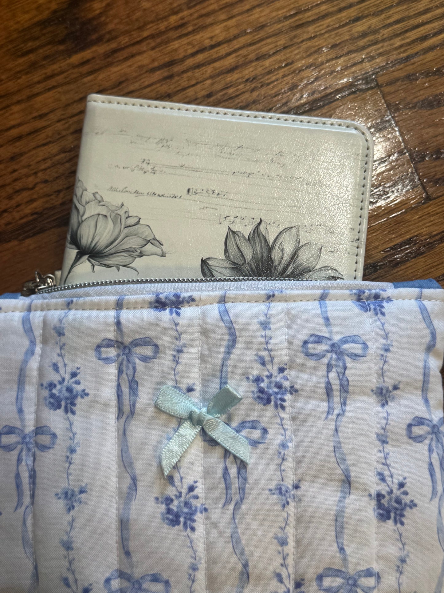 Blue Bows E-Reader Case | E-Reader Cover | E-Reader Pouch | Handmade Kindle Sleeve | Padded E-Reader Case | 8x10 Cotton Kindle Pouch | Paperwhite Sleeve | Book Lover Gift | Tablet Sleeve | Zippered E-Reader Cover