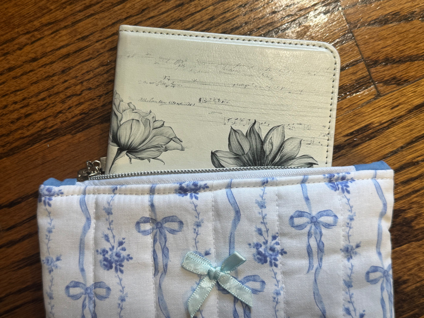 Blue Bows E-Reader Case | E-Reader Cover | E-Reader Pouch | Handmade Kindle Sleeve | Padded E-Reader Case | 8x10 Cotton Kindle Pouch | Paperwhite Sleeve | Book Lover Gift | Tablet Sleeve | Zippered E-Reader Cover