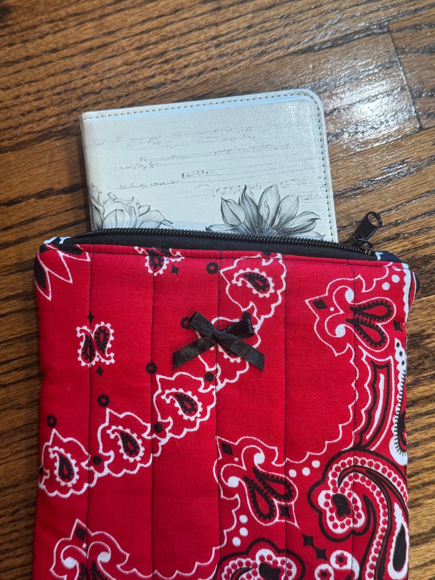 Bandana E-Reader Cover | E-Reader Pouch | Handmade Kindle Sleeve | Padded E-Reader Case | 8x10 Cotton Kindle Pouch | Paperwhite Sleeve | Book Lover Gift | Tablet Sleeve | Zippered E-Reader Cover