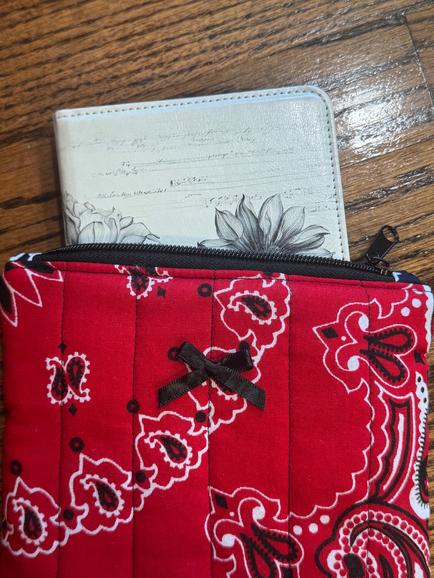 Bandana E-Reader Cover | E-Reader Pouch | Handmade Kindle Sleeve | Padded E-Reader Case | 8x10 Cotton Kindle Pouch | Paperwhite Sleeve | Book Lover Gift | Tablet Sleeve | Zippered E-Reader Cover