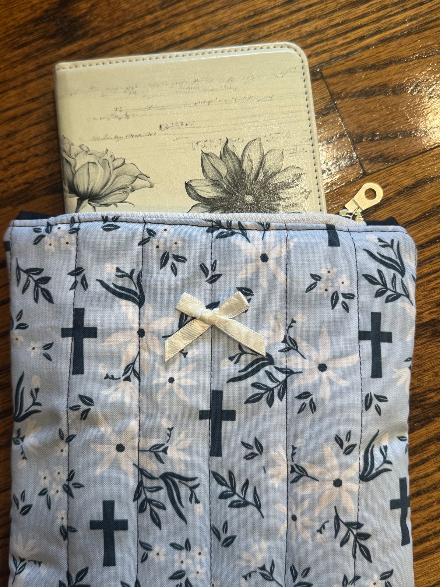 Blue Bows E-Reader Case | E-Reader Cover | E-Reader Pouch | Handmade Kindle Sleeve | Padded E-Reader Case | 8x10 Cotton Kindle Pouch | Paperwhite Sleeve | Book Lover Gift | Tablet Sleeve | Zippered E-Reader Cover