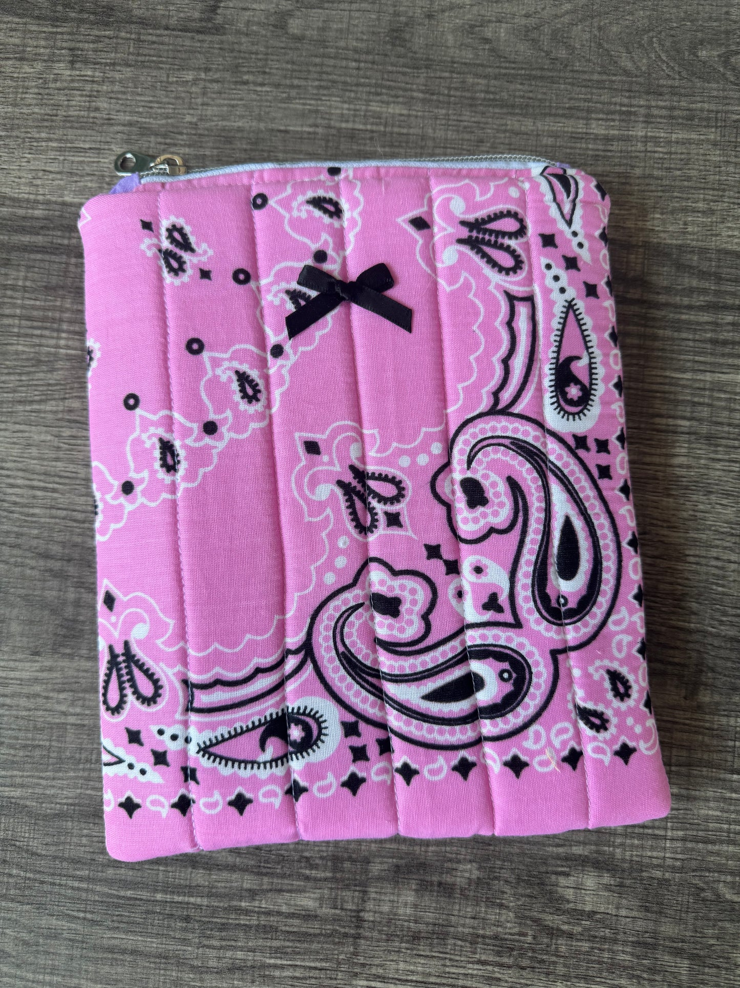 Pink Bandana E-Reader Case | E-Reader Cover | E-Reader Pouch | Handmade Kindle Sleeve | Padded E-Reader Case | 8x10 Cotton Kindle Pouch | Paperwhite Sleeve | Book Lover Gift | Tablet Sleeve | Zippered E-Reader Cover