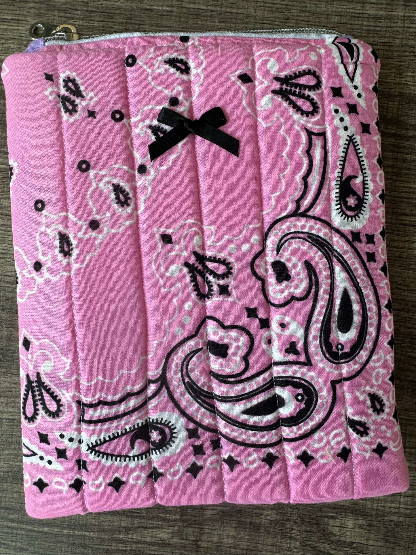 Pink Bandana E-Reader Case | E-Reader Cover | E-Reader Pouch | Handmade Kindle Sleeve | Padded E-Reader Case | 8x10 Cotton Kindle Pouch | Paperwhite Sleeve | Book Lover Gift | Tablet Sleeve | Zippered E-Reader Cover