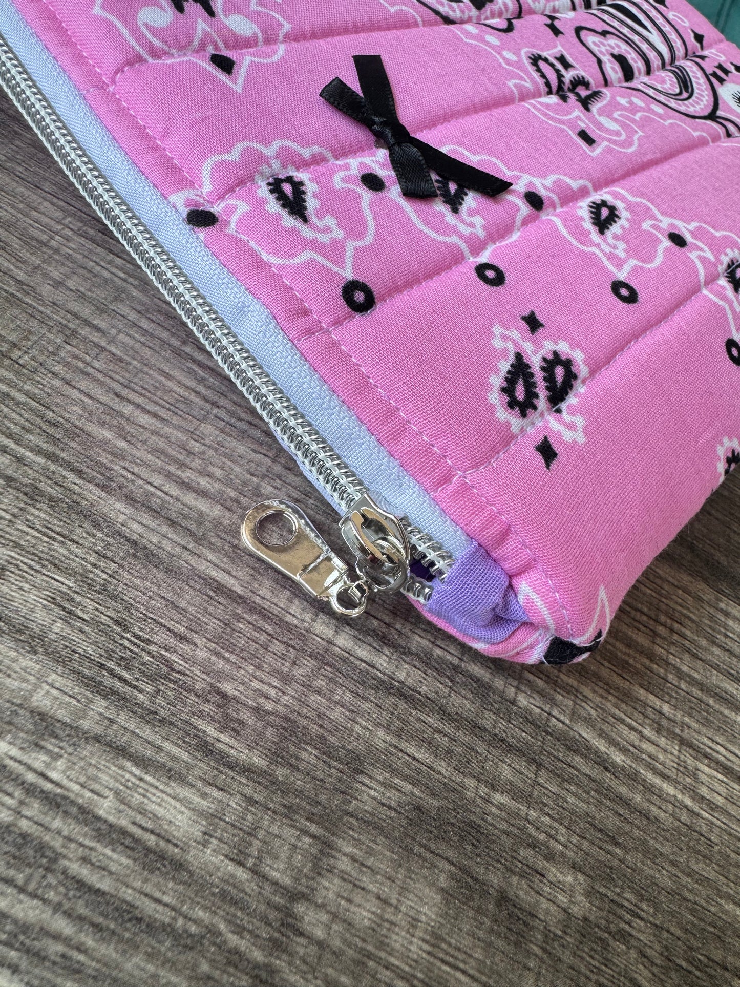 Pink Bandana E-Reader Case | E-Reader Cover | E-Reader Pouch | Handmade Kindle Sleeve | Padded E-Reader Case | 8x10 Cotton Kindle Pouch | Paperwhite Sleeve | Book Lover Gift | Tablet Sleeve | Zippered E-Reader Cover