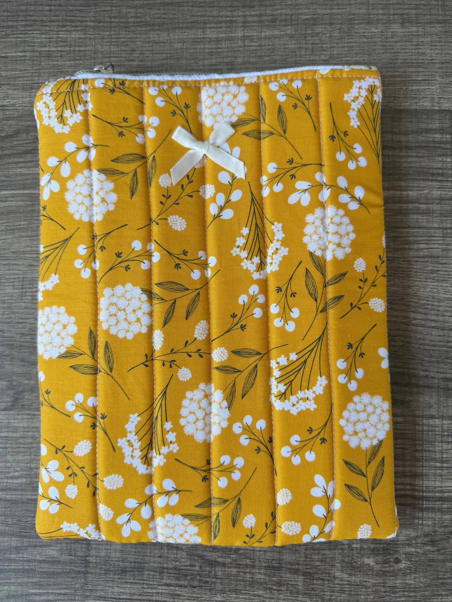 Mustard Botanical Berry Vine E-Reader Case | E-Reader Cover | E-Reader Pouch | Handmade Kindle Sleeve | Padded E-Reader Case | 8x10 Cotton Kindle Pouch | Paperwhite Sleeve | Book Lover Gift | Tablet Sleeve | Zippered E-Reader Cover