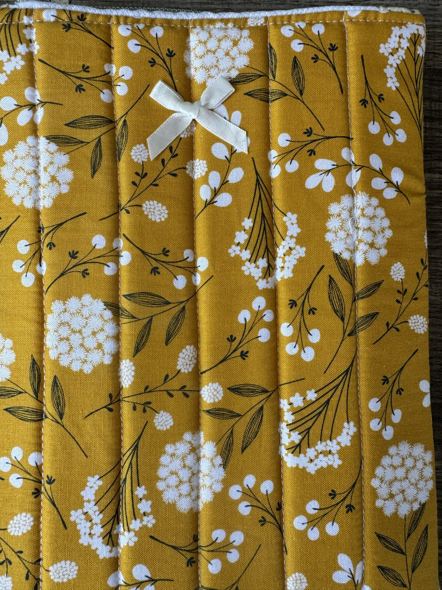 Mustard Botanical Berry Vine E-Reader Case | E-Reader Cover | E-Reader Pouch | Handmade Kindle Sleeve | Padded E-Reader Case | 8x10 Cotton Kindle Pouch | Paperwhite Sleeve | Book Lover Gift | Tablet Sleeve | Zippered E-Reader Cover