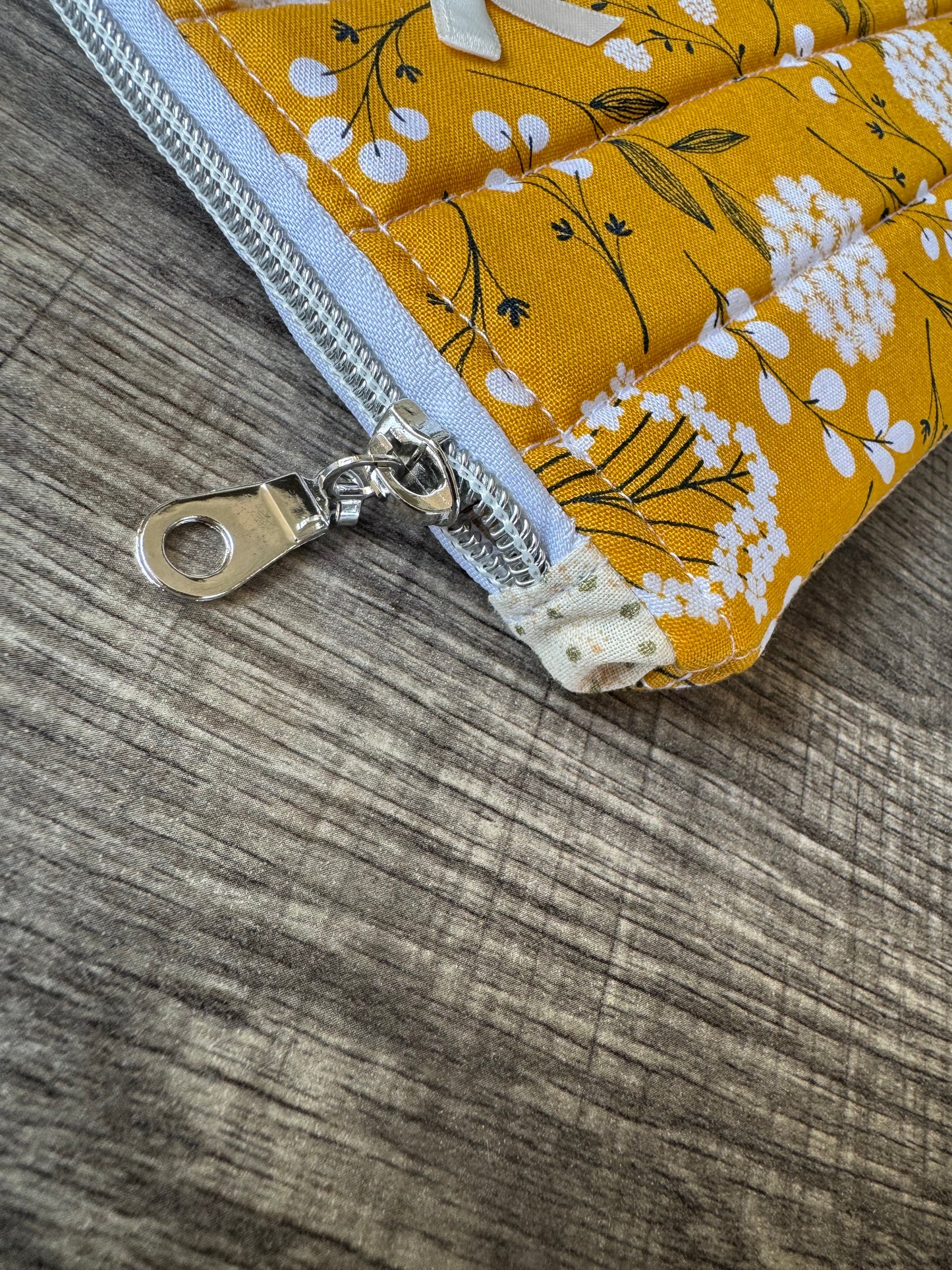 Mustard Botanical Berry Vine E-Reader Case | E-Reader Cover | E-Reader Pouch | Handmade Kindle Sleeve | Padded E-Reader Case | 8x10 Cotton Kindle Pouch | Paperwhite Sleeve | Book Lover Gift | Tablet Sleeve | Zippered E-Reader Cover