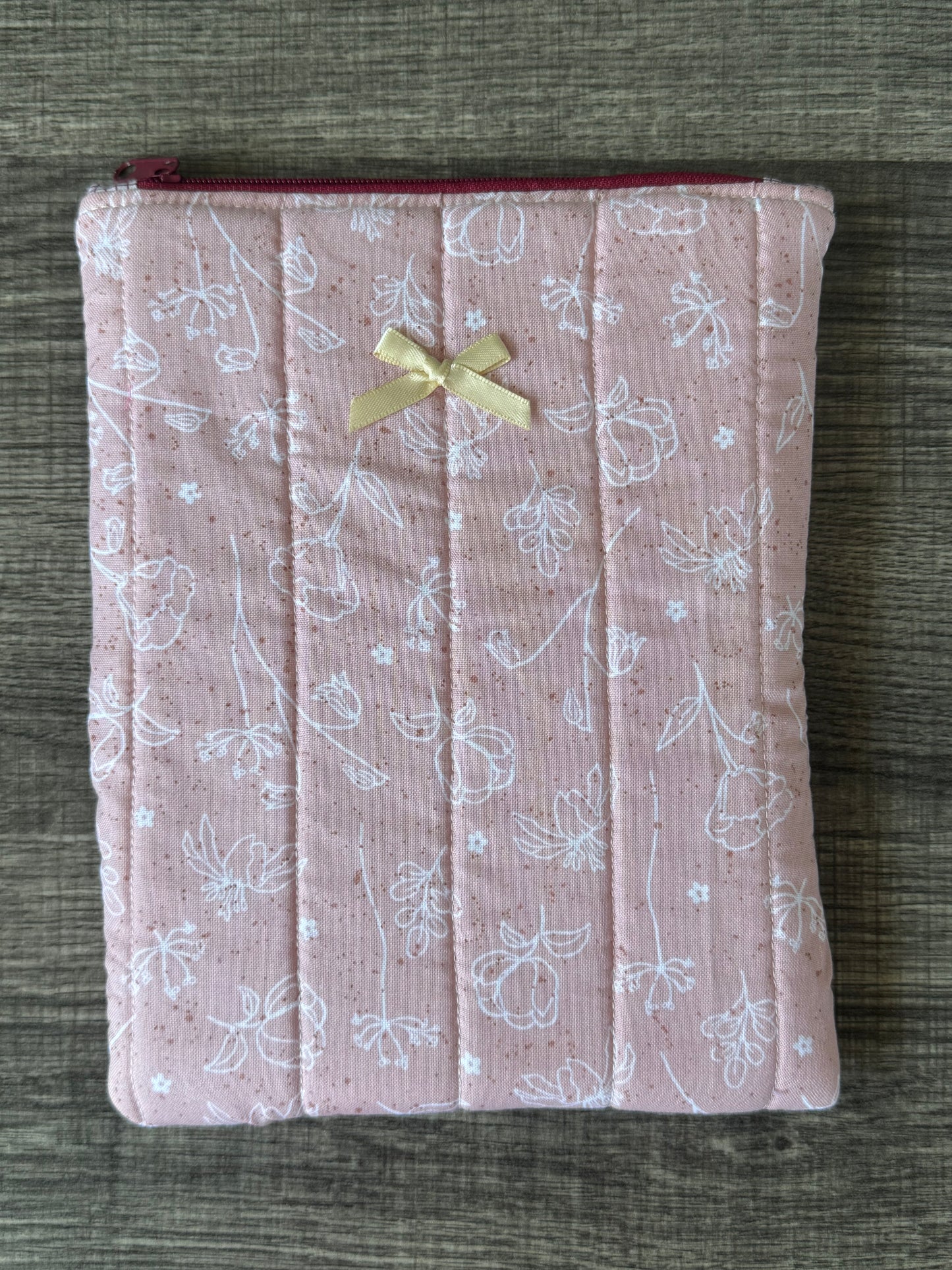 Vintage Floral Sketch E-Reader Case | E-Reader Cover | E-Reader Pouch | Handmade Kindle Sleeve | Padded E-Reader Case | 8x10 Cotton Kindle Pouch | Paperwhite Sleeve | Book Lover Gift | Tablet Sleeve | Zippered E-Reader Cover