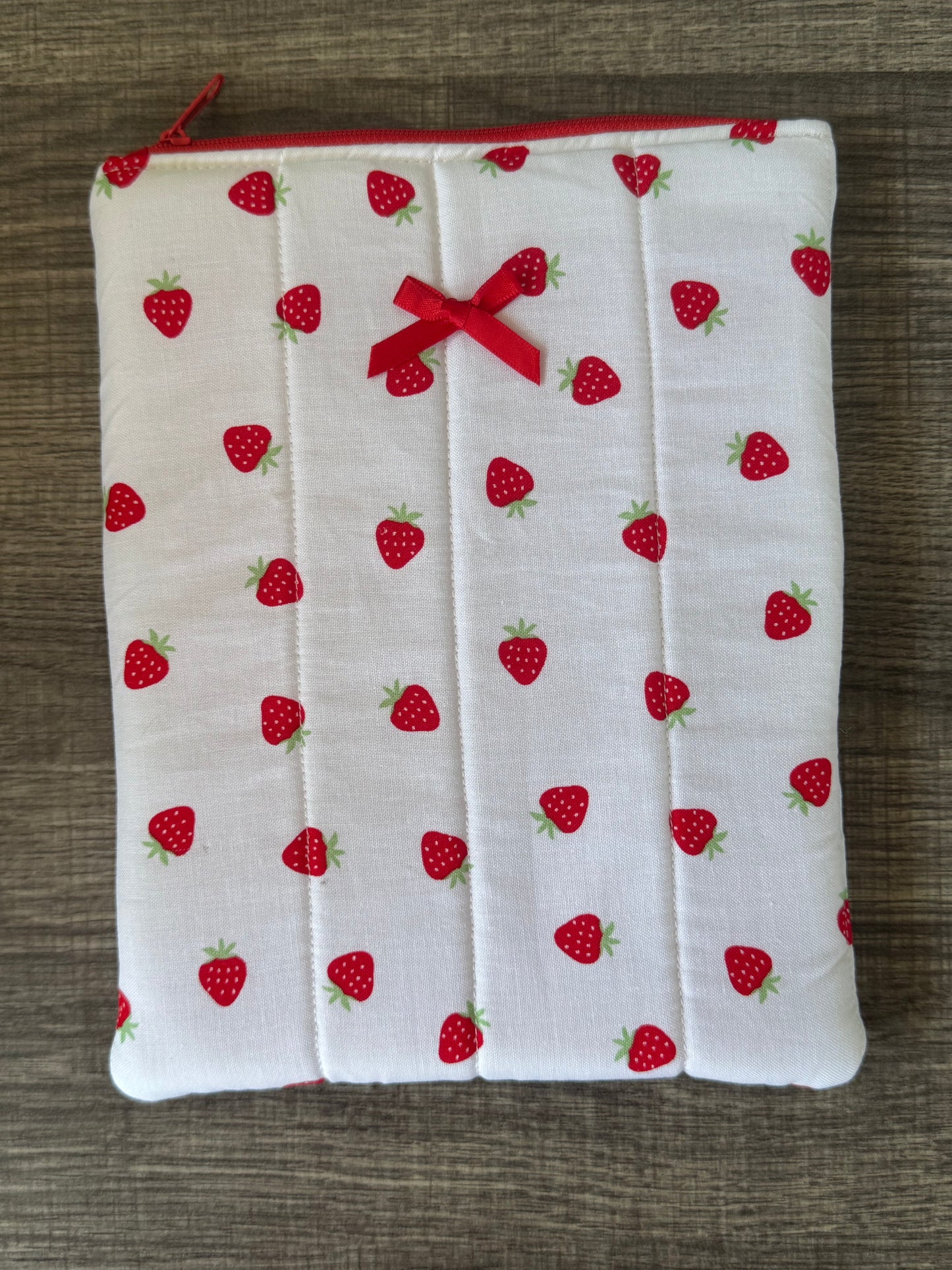 Strawberries E-Reader Case | E-Reader Cover | E-Reader Pouch | Handmade Kindle Sleeve | Padded E-Reader Case | 8x10 Cotton Kindle Pouch | Paperwhite Sleeve | Book Lover Gift | Tablet Sleeve | Zippered E-Reader Cover