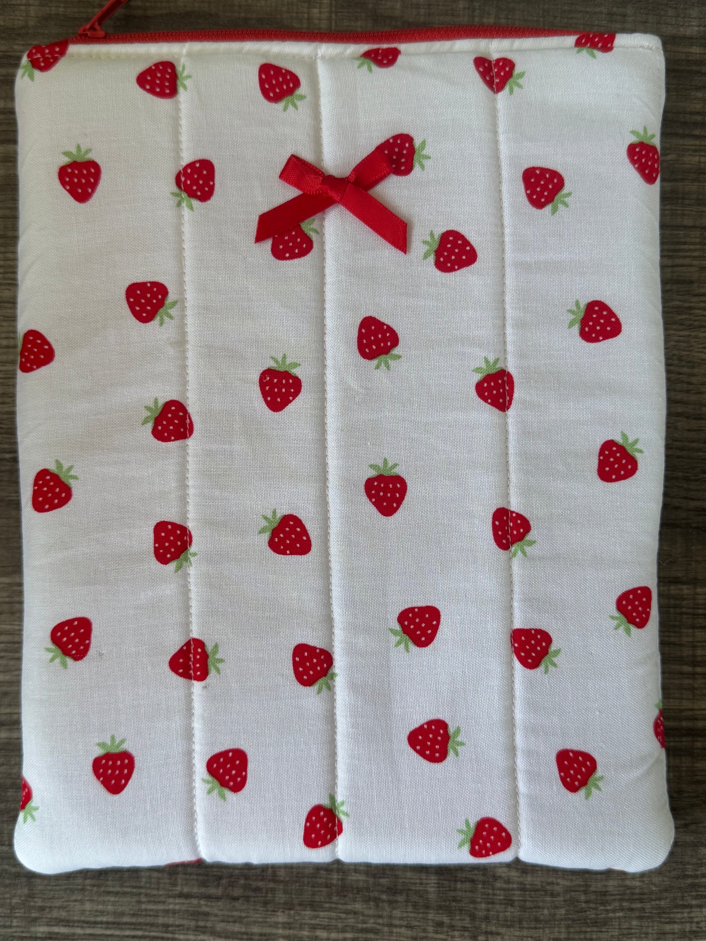 Strawberries E-Reader Case | E-Reader Cover | E-Reader Pouch | Handmade Kindle Sleeve | Padded E-Reader Case | 8x10 Cotton Kindle Pouch | Paperwhite Sleeve | Book Lover Gift | Tablet Sleeve | Zippered E-Reader Cover