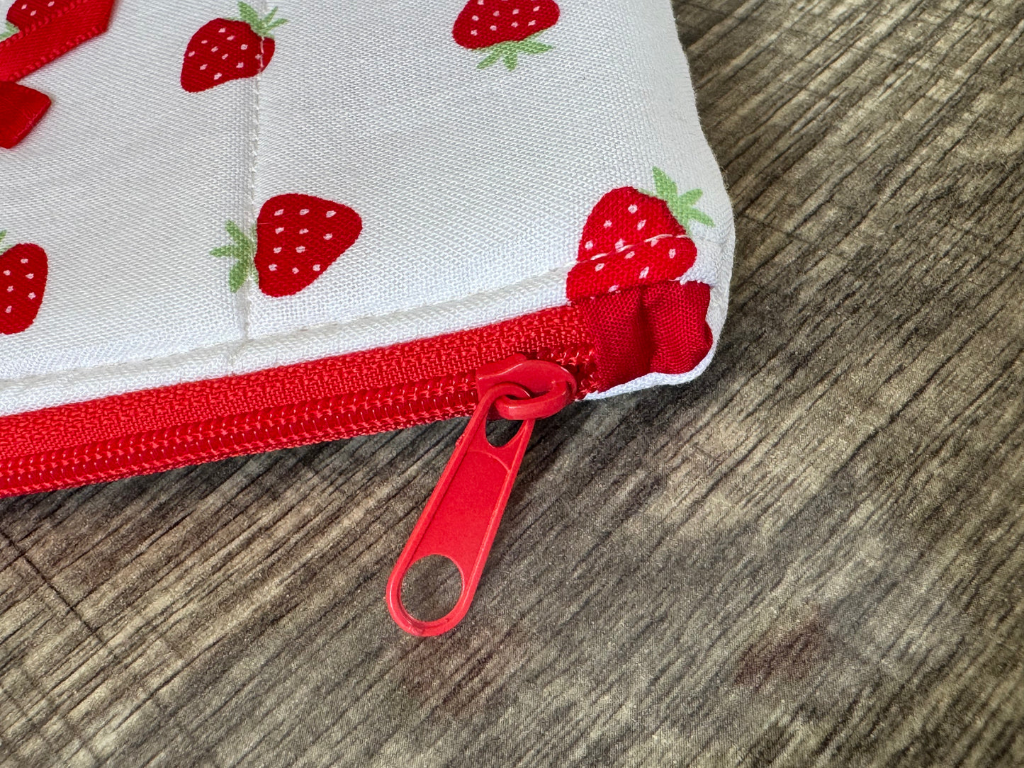 Strawberries E-Reader Case | E-Reader Cover | E-Reader Pouch | Handmade Kindle Sleeve | Padded E-Reader Case | 8x10 Cotton Kindle Pouch | Paperwhite Sleeve | Book Lover Gift | Tablet Sleeve | Zippered E-Reader Cover