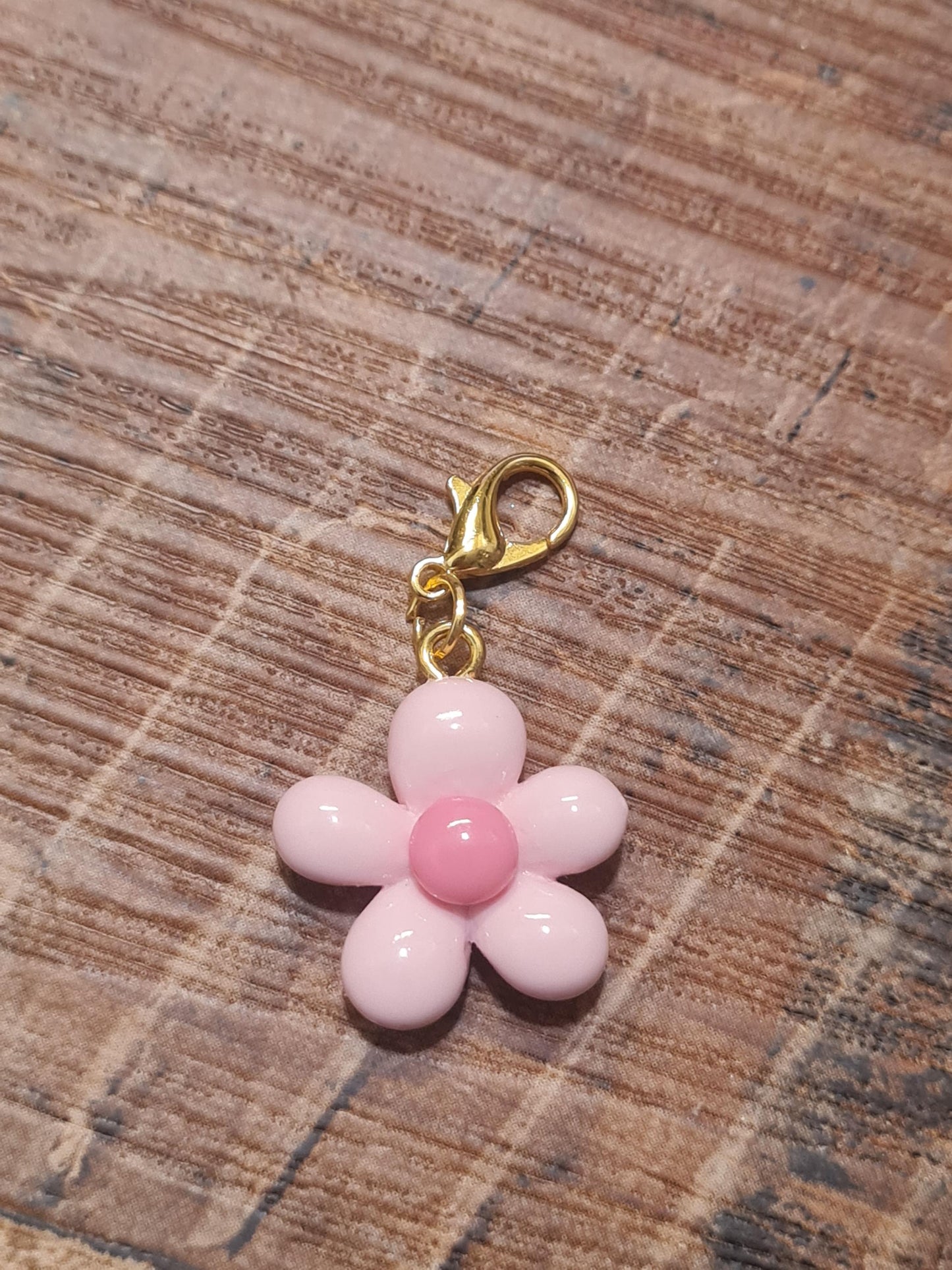 Petal Flower ~ ID Badge Reel Charm ~ Custom Made Charms ~ Badge Buddy ~ Badge Accessories ~ Daisy Charm ~ Fun Flower ~ Secret Santa